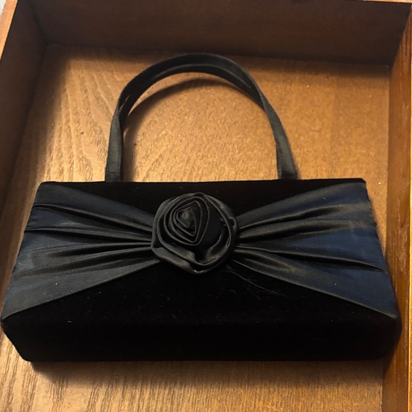 Elegant Black Velvet La Regale Evening Clutch - Picture 1 of 8